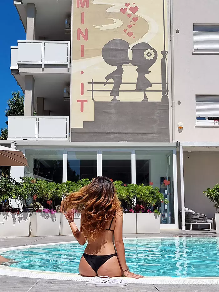 piscina e murales