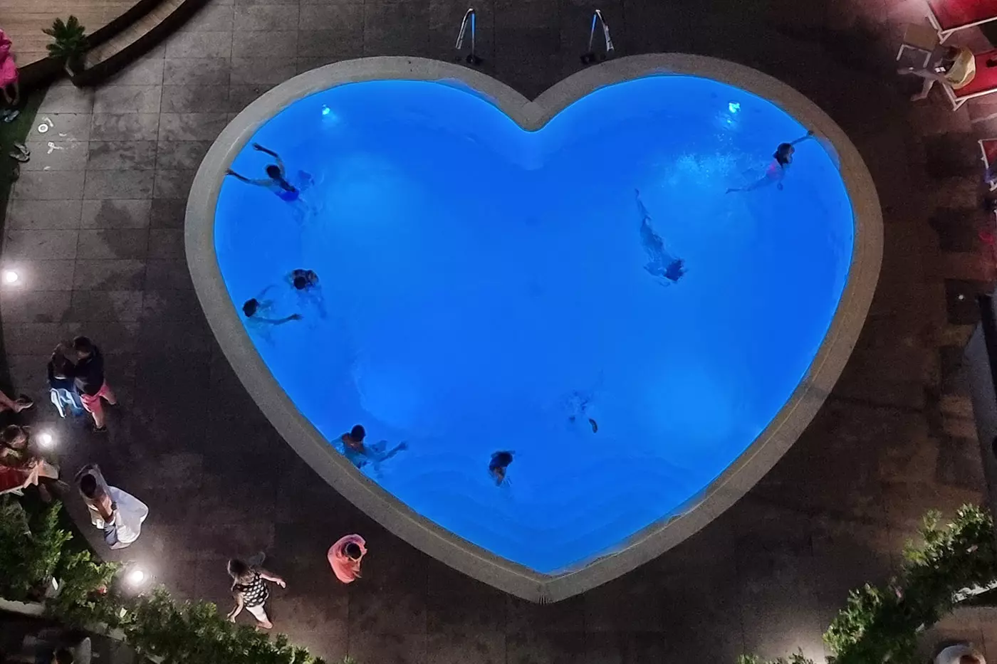 piscina blu dall'alto
